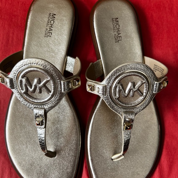 Michael Kors Aubrey Cut Out Thong Flat Slippers MK Logo Pale Gold SZ 9.5M - NIB - Picture 7 of 7